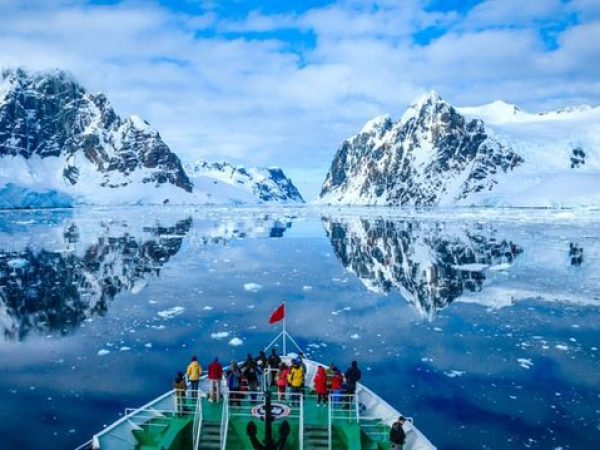 Por primera vez en años, la Antártida ha ganado masa de hielo, sorprendiendo a la comunidad científica y planteando nuevas preguntas sobre el cambio climático.