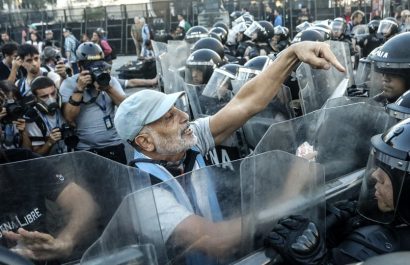 Cada miércoles, los jubilados protestan frente al Congreso, a menudo enfrentando la represión policial debido al protocolo de seguridad que prohíbe cortes de calles.