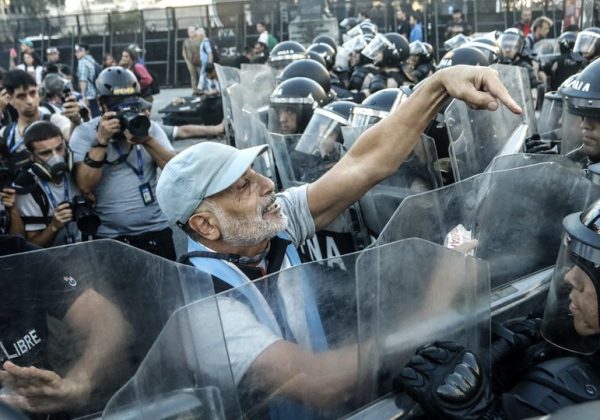 Cada miércoles, los jubilados protestan frente al Congreso, a menudo enfrentando la represión policial debido al protocolo de seguridad que prohíbe cortes de calles.
