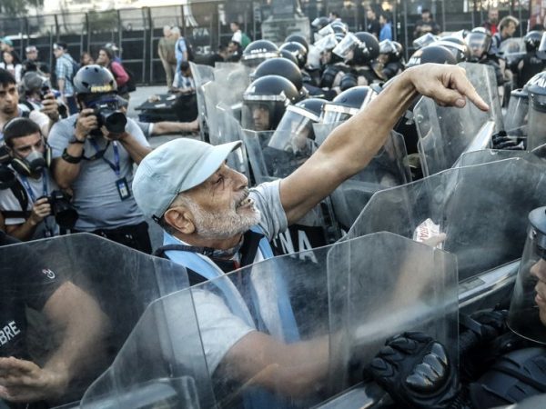 Cada miércoles, los jubilados protestan frente al Congreso, a menudo enfrentando la represión policial debido al protocolo de seguridad que prohíbe cortes de calles.