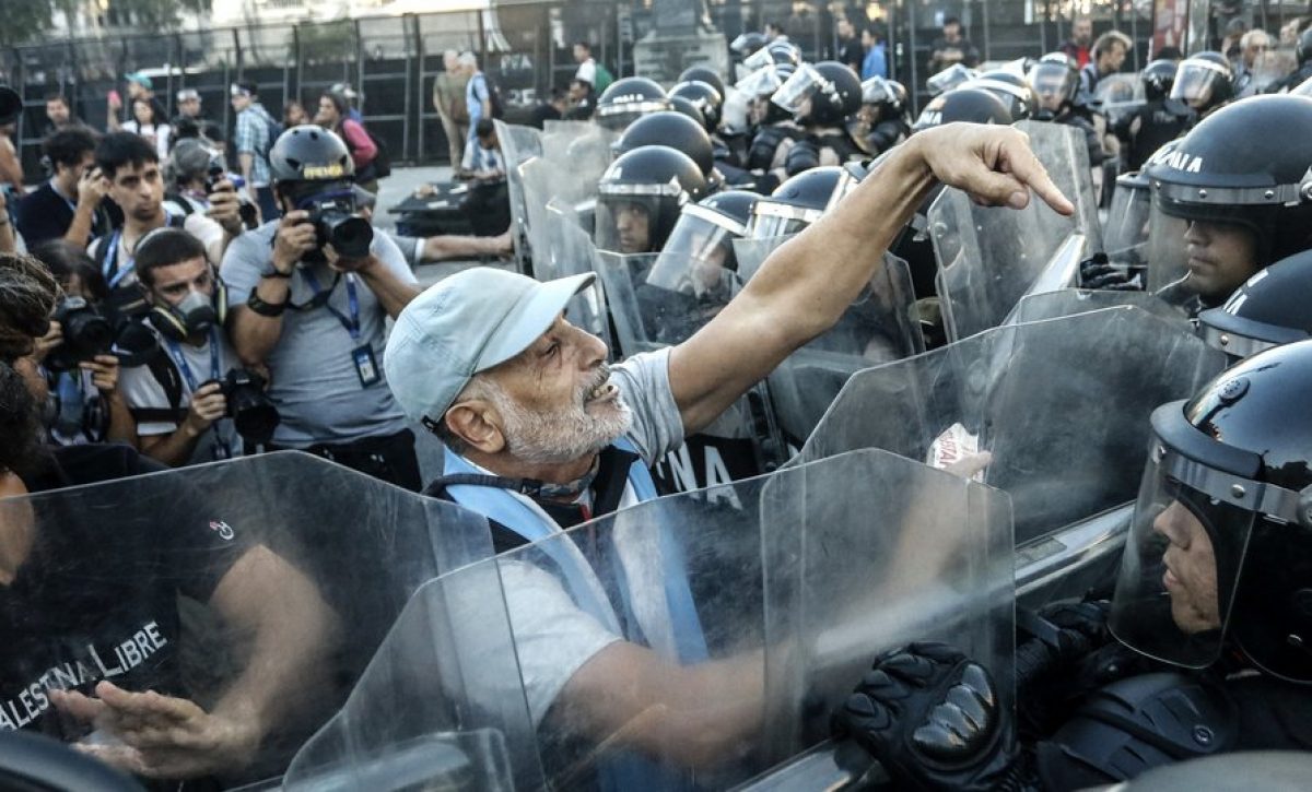 Cada miércoles, los jubilados protestan frente al Congreso, a menudo enfrentando la represión policial debido al protocolo de seguridad que prohíbe cortes de calles.