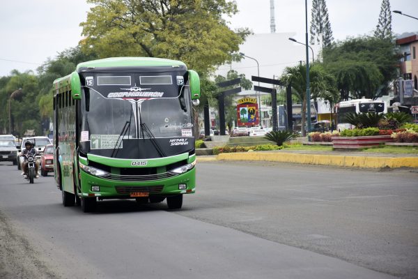 Los trabajos de recapeo en la avenida Urbina han sido suspendidos por la falta de asfalto.