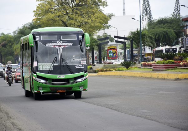 Los trabajos de recapeo en la avenida Urbina han sido suspendidos por la falta de asfalto.