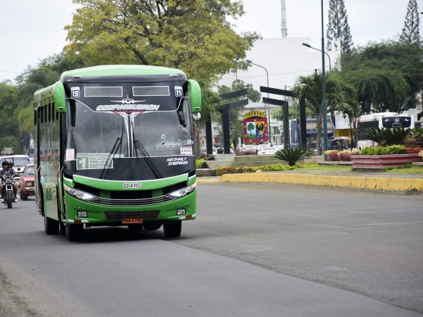 Los trabajos de recapeo en la avenida Urbina han sido suspendidos por la falta de asfalto.