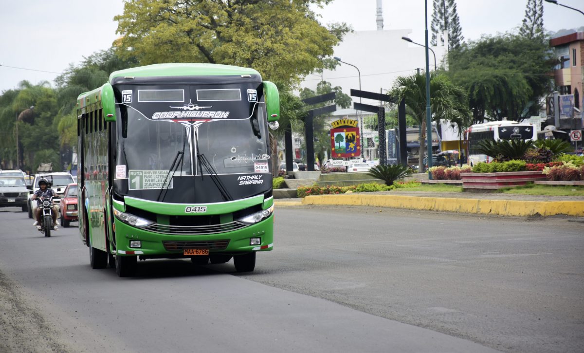 Los trabajos de recapeo en la avenida Urbina han sido suspendidos por la falta de asfalto.