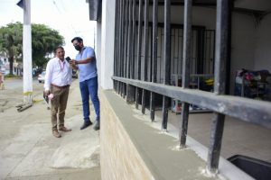 El polvo se acumula en las paredes de las viviendas, en la avenida El Ejército.