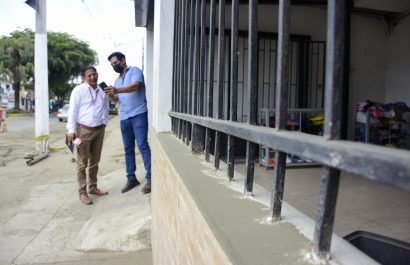 El polvo se acumula en las paredes de las viviendas, en la avenida El Ejército.