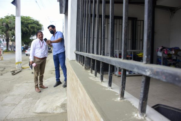 El polvo se acumula en las paredes de las viviendas, en la avenida El Ejército.