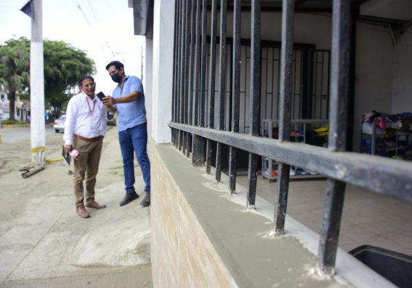 El polvo se acumula en las paredes de las viviendas, en la avenida El Ejército.