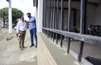El polvo se acumula en las paredes de las viviendas, en la avenida El Ejército.