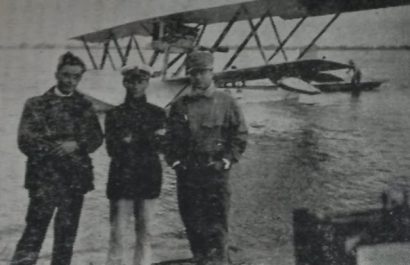 De izquierda a derecha: Ceccovilli, Campagnoli y Lodi, con el hidroavión Macchi M.18 al fondo (fotografía de 1922).