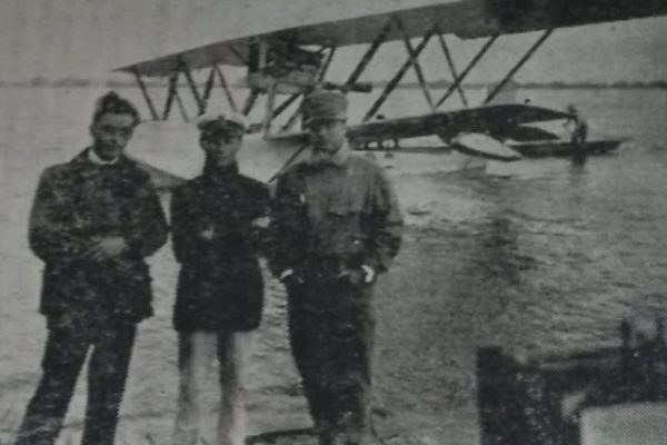 De izquierda a derecha: Ceccovilli, Campagnoli y Lodi, con el hidroavión Macchi M.18 al fondo (fotografía de 1922).