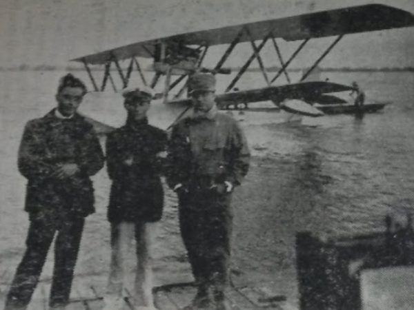 De izquierda a derecha: Ceccovilli, Campagnoli y Lodi, con el hidroavión Macchi M.18 al fondo (fotografía de 1922).