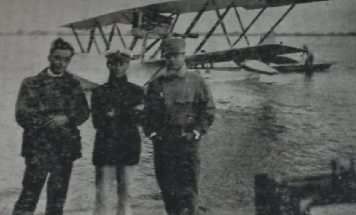 De izquierda a derecha: Ceccovilli, Campagnoli y Lodi, con el hidroavión Macchi M.18 al fondo (fotografía de 1922).