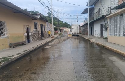 Los moradores de Abdón Calderón reclaman a la EPAM por una fuga de agua potable en la intersección de avenida 40 y calle 5.