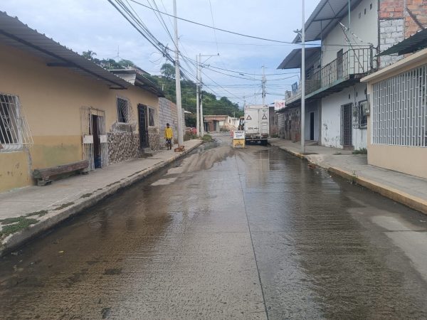 Los moradores de Abdón Calderón reclaman a la EPAM por una fuga de agua potable en la intersección de avenida 40 y calle 5.