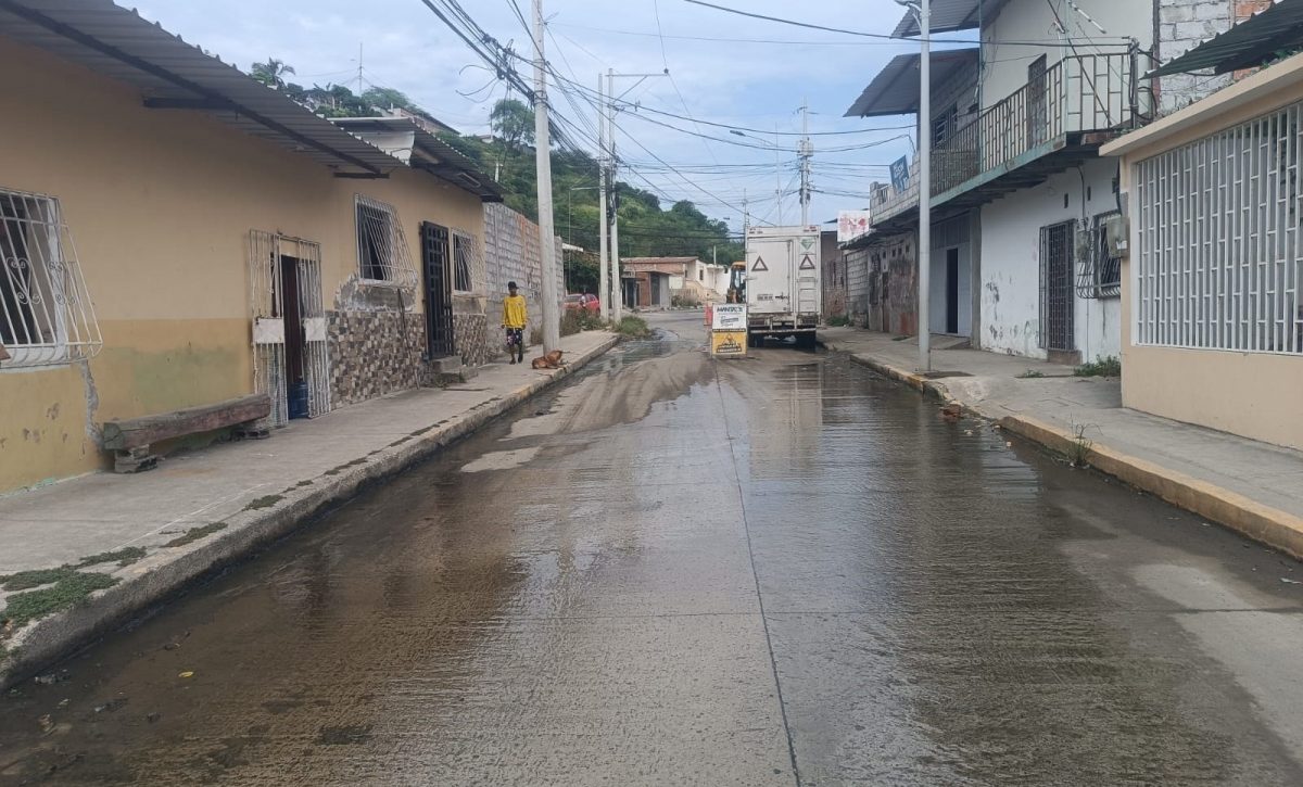 Los moradores de Abdón Calderón reclaman a la EPAM por una fuga de agua potable en la intersección de avenida 40 y calle 5.