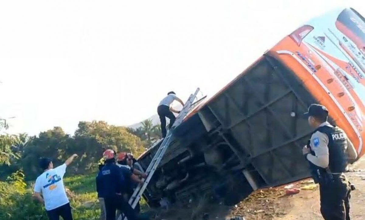 Accidente de bus interprovincial en Sucre causa heridos y un fallecido