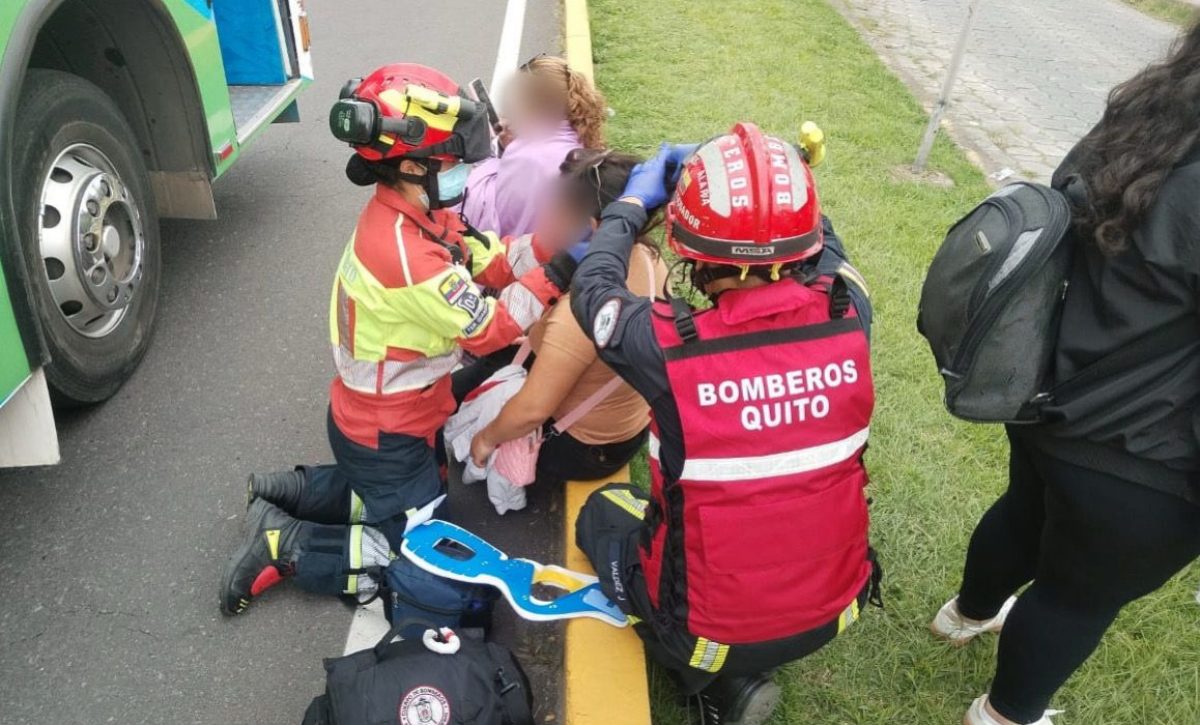 Accidente entre buses deja 13 heridos en la autopista General Rumiñahui