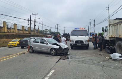 Accidente múltiple en vía a El Carmen deja dos heridos y severos daños materiales