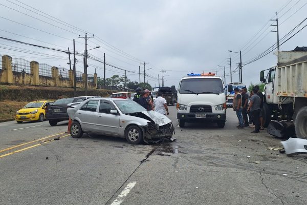 Accidente múltiple en vía a El Carmen deja dos heridos y severos daños materiales
