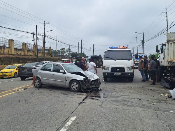 Accidente múltiple en vía a El Carmen deja dos heridos y severos daños materiales