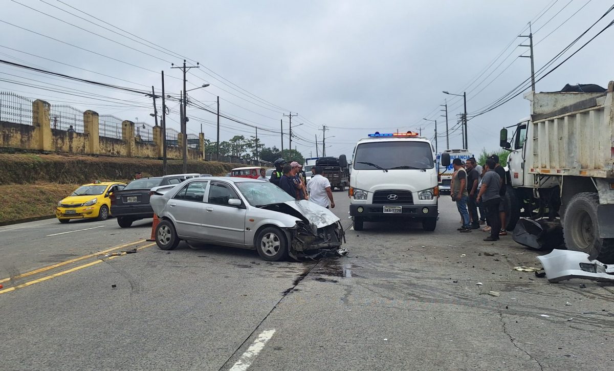Accidente múltiple en vía a El Carmen deja dos heridos y severos daños materiales