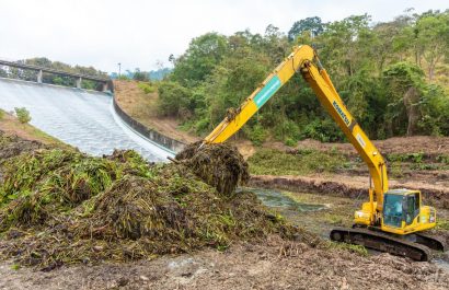 Actualment, están retirando los jacintos de agua del cuenco amortiguador mediante dos retroexcavadoras de brazo largo.