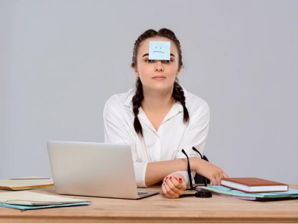 El peligro de no desconectar: Qué le pasa a tu cuerpo si tienes adicción al trabajo