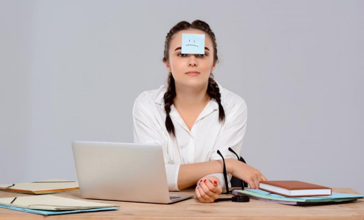 El peligro de no desconectar: Qué le pasa a tu cuerpo si tienes adicción al trabajo