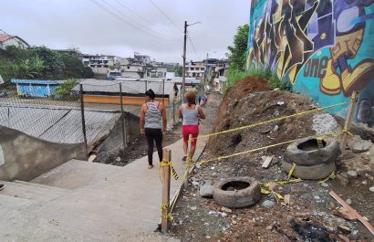 Adoquinado inconcluso afecta a estudiantes y comerciantes en calle Río Cajones