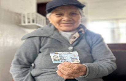 Adulta mayor obtiene por primera vez su cédula de identidad a los 77 años en Guaranda
