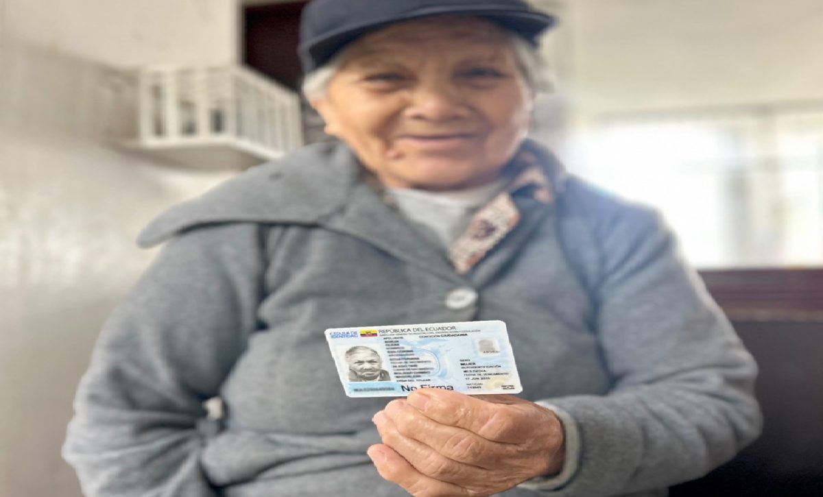 Adulta mayor obtiene por primera vez su cédula de identidad a los 77 años en Guaranda