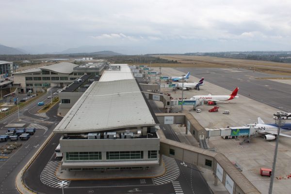 Aeropuerto de Quito recauda más de $5,000 en subasta pública de objetos extraviados