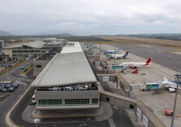 Aeropuerto de Quito recauda más de $5,000 en subasta pública de objetos extraviados