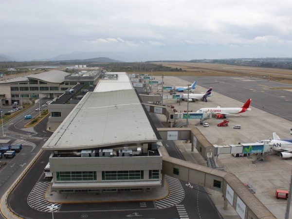 Aeropuerto de Quito recauda más de $5,000 en subasta pública de objetos extraviados