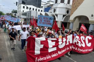 Los afiliados al seguro social campesino recorrieron varias calles de Portoviejo hasta llegar a la Gobernación de Manabí.