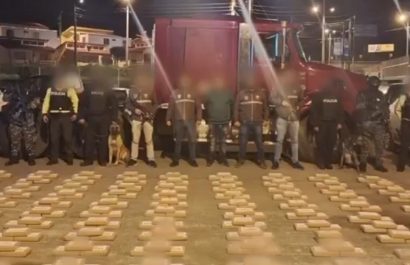 Agentes de la Policía Antinarcóticos decomisaron 301 kilos de clorhidrato de cocaína ocultos en el camarote de un tráiler.