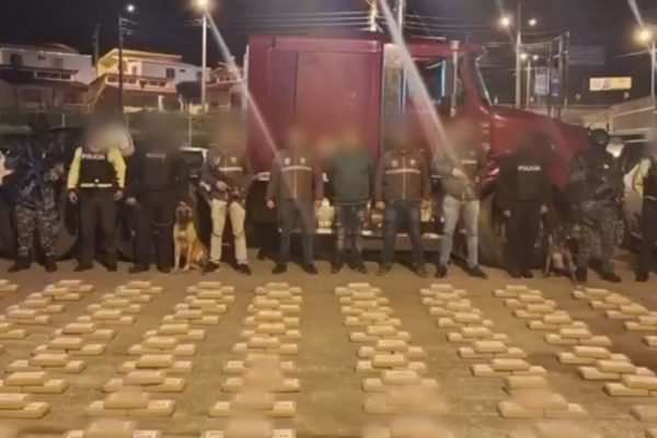 Agentes de la Policía Antinarcóticos decomisaron 301 kilos de clorhidrato de cocaína ocultos en el camarote de un tráiler.