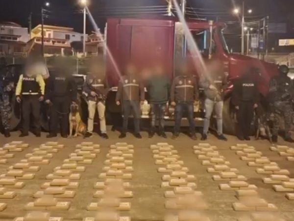 Agentes de la Policía Antinarcóticos decomisaron 301 kilos de clorhidrato de cocaína ocultos en el camarote de un tráiler.
