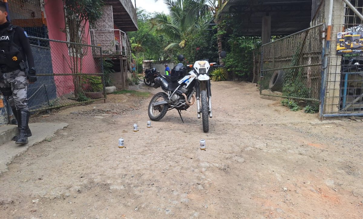 los agresores llegaron en una motocicleta, abrieron fuego y persiguieron a la víctima