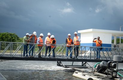 El ministro Roberto Luque y el alcalde de Chone, Leonardo Rodríguez, recorrieron la nueva PTAR.