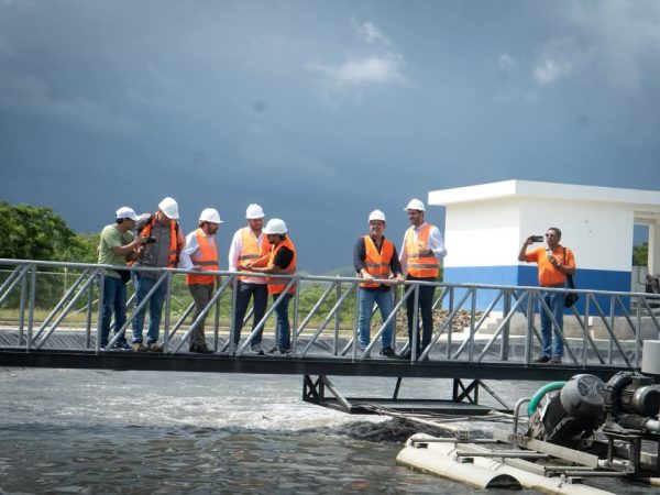 El ministro Roberto Luque y el alcalde de Chone, Leonardo Rodríguez, recorrieron la nueva PTAR.
