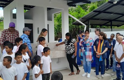 Rotarios y moradores de Tabuchila en las instalaciones del sistema.