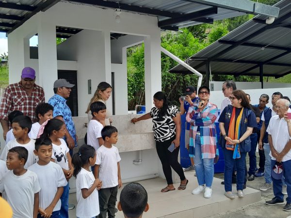 Rotarios y moradores de Tabuchila en las instalaciones del sistema.