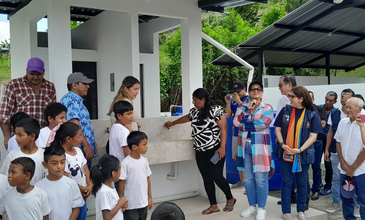Rotarios y moradores de Tabuchila en las instalaciones del sistema.