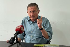 Agustín Casanova evalúa candidatura a prefectura de Manabí para 2027
