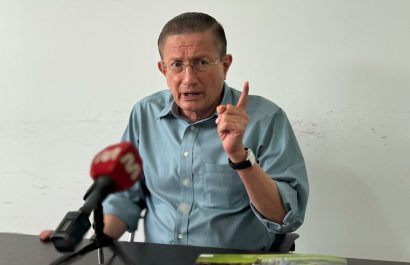 Agustín Casanova evalúa candidatura a prefectura de Manabí para 2027