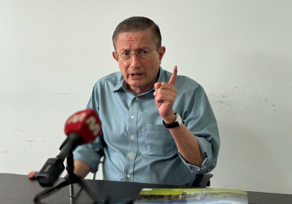 Agustín Casanova evalúa candidatura a prefectura de Manabí para 2027