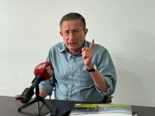Agustín Casanova evalúa candidatura a prefectura de Manabí para 2027